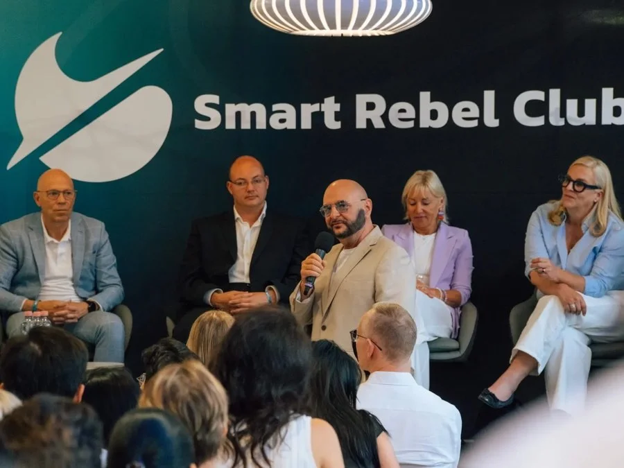 Podiumsrunde des Smart Rebel Club vor Publikum