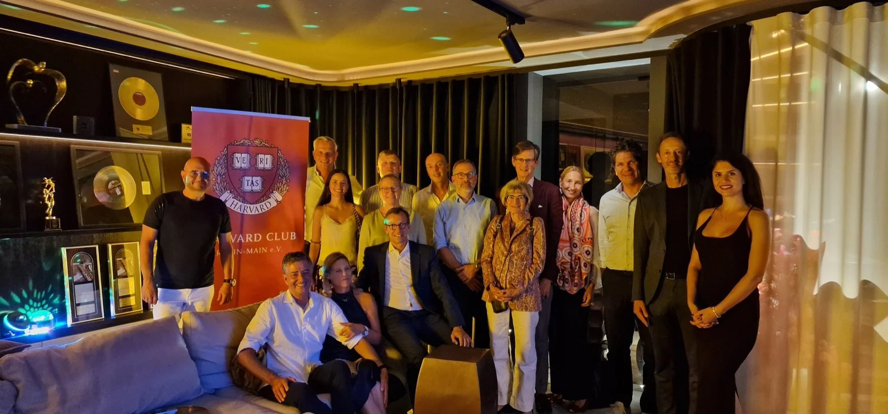 Gruppenbild der Gäste vor einem Roll-up des Harvard Club Rhein-Main
