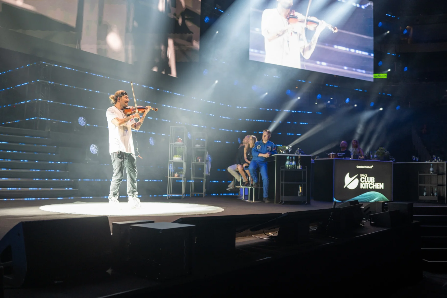David Garrett spielt Violine bei der Live-Premiere der Space Table Symphony