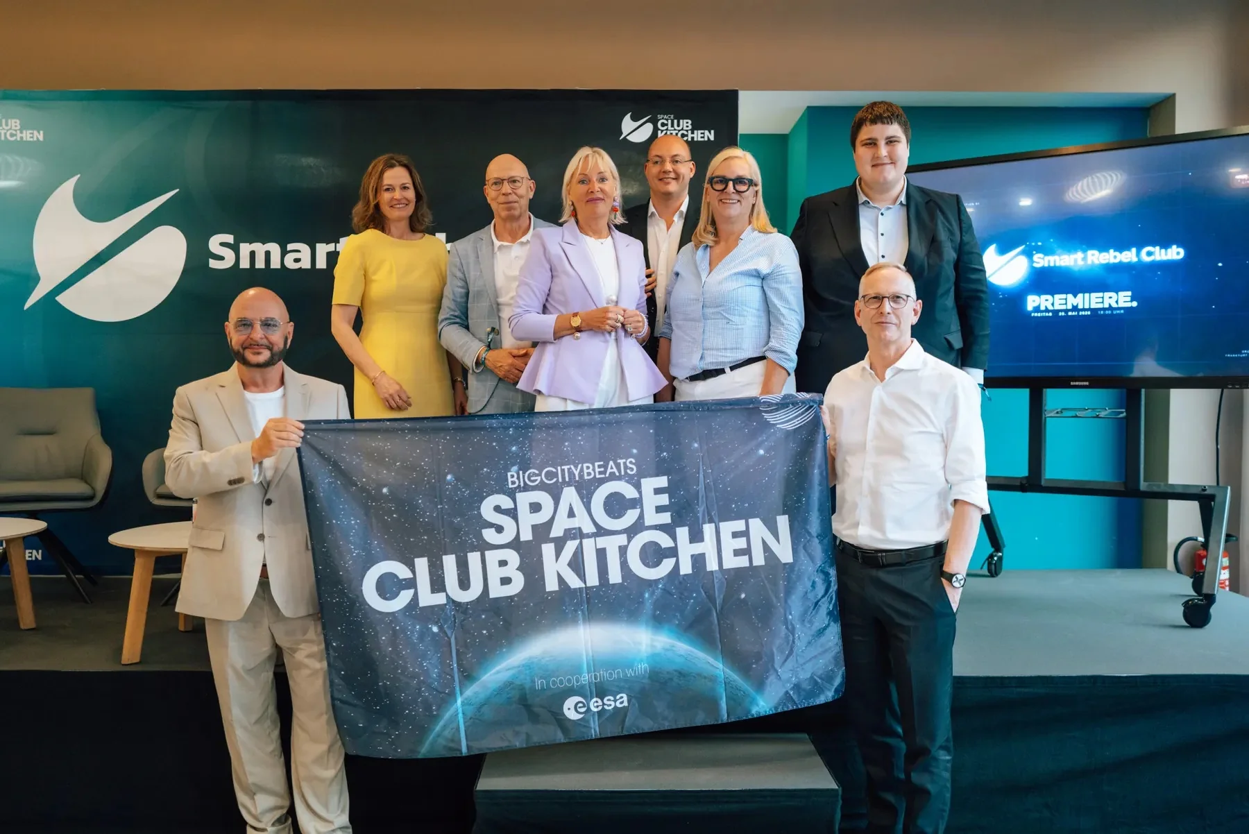 Panel mit der Flagge der BigCityBeats Space Club Kitchen, in Kooperation mit der ESA