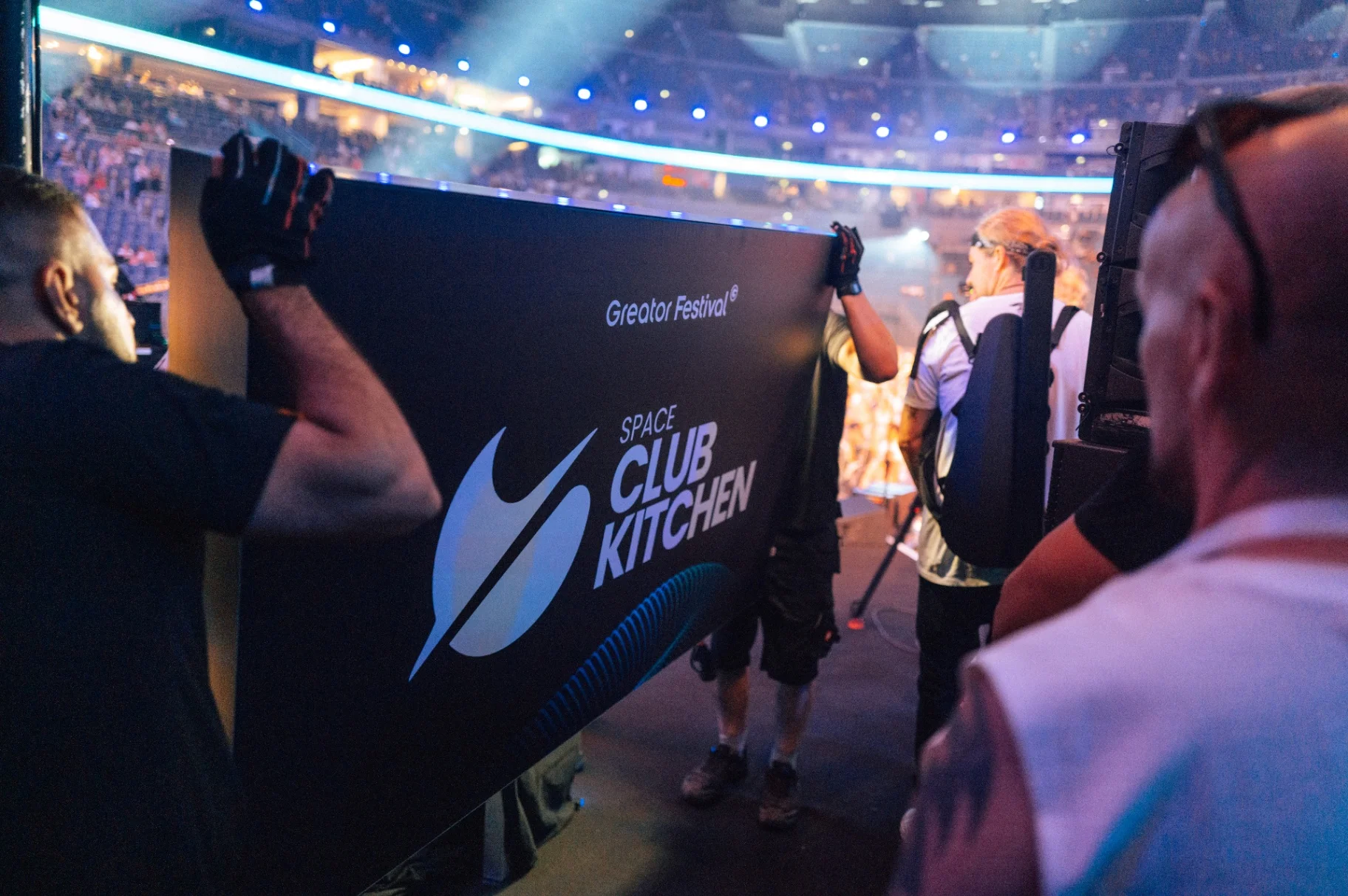 Space Club Kitchen Banner wird in die LANXESS Arena getragen