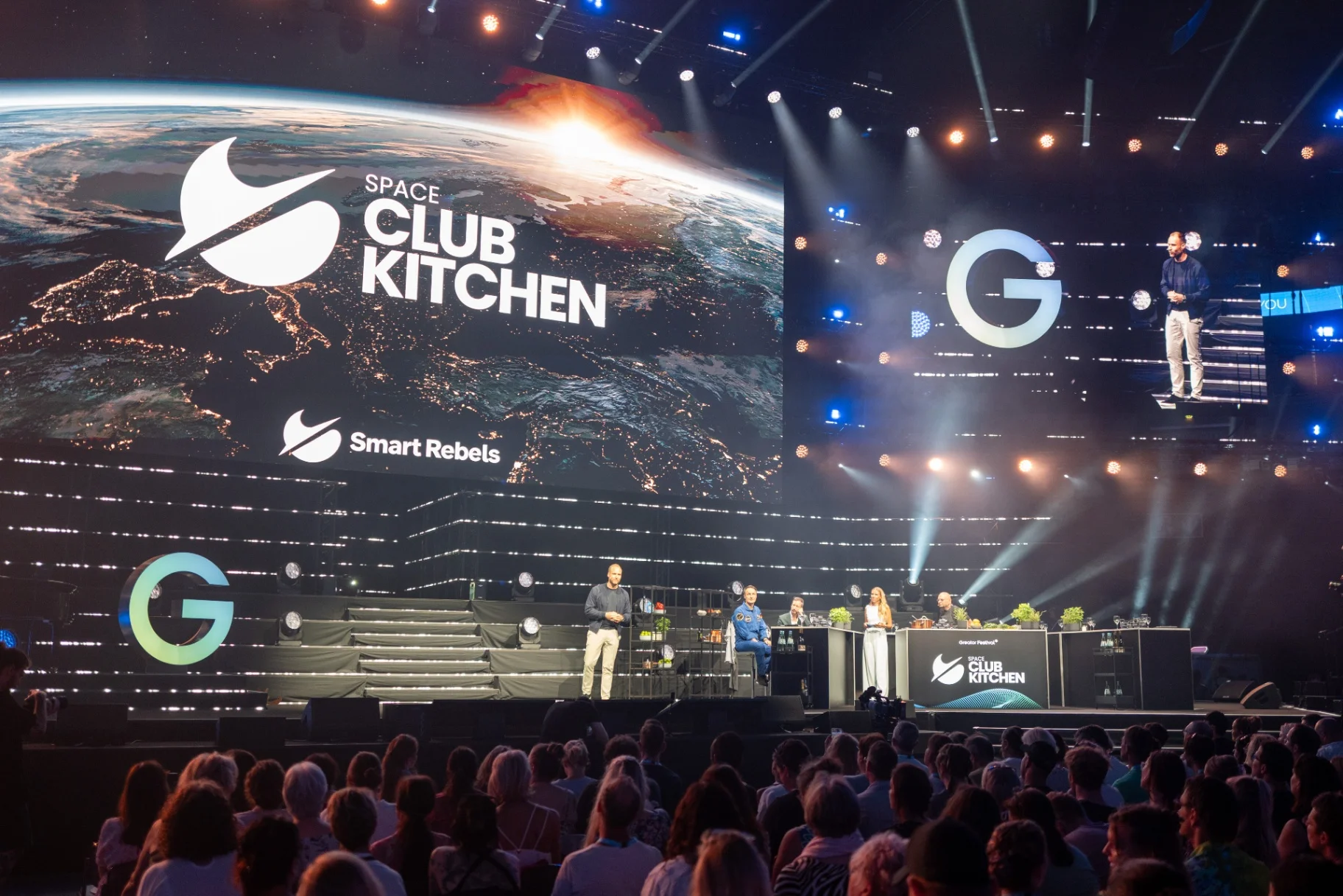 Space Club Kitchen beim Greator Festival 2026 · Der Tisch auf der Bühne