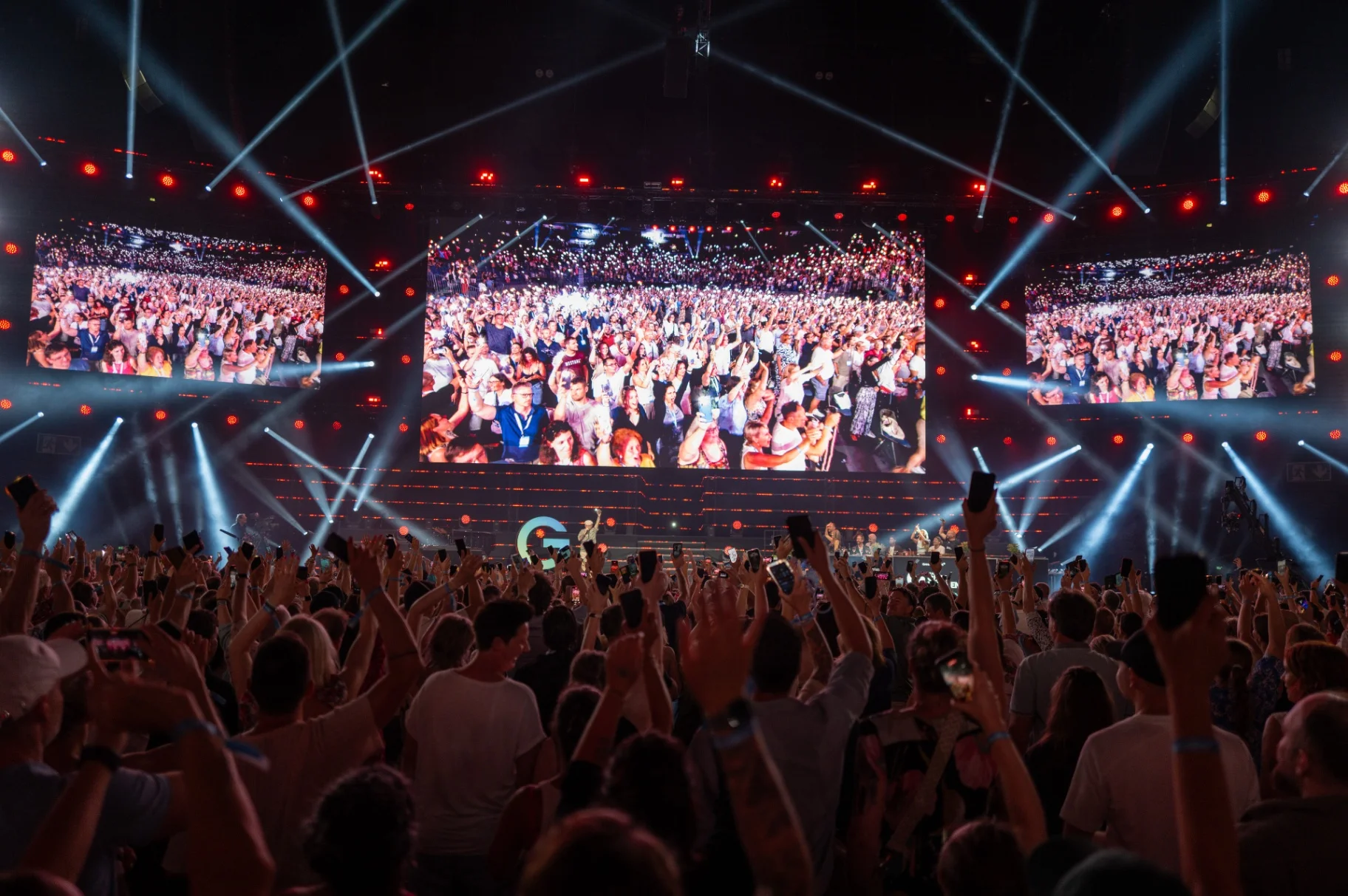 Space Club Kitchen beim Greator Festival 2026 · Publikum mit erhobenen Handys