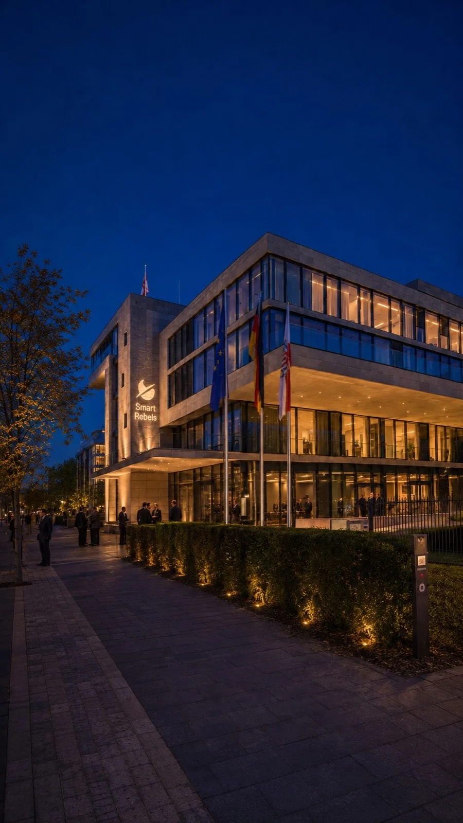 Hessische Landesvertretung Berlin am Abend, Gäste vor dem beleuchteten Eingang, an der Fassade die Smart-Rebels-Projektion