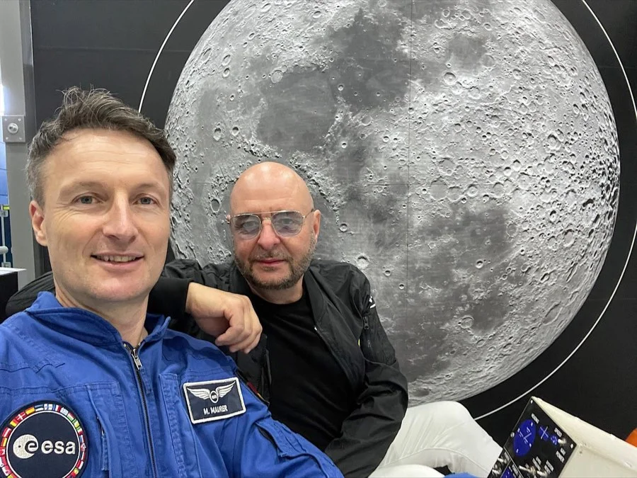 ESA-Astronaut Matthias Maurer und Bernd Breiter vor einem großen Mondbild