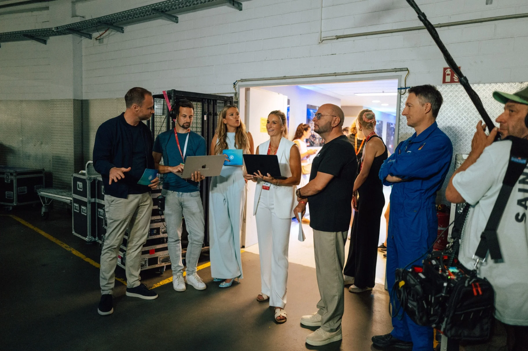 Bernd Breiter, Matthias Maurer und Crew backstage in der LANXESS Arena