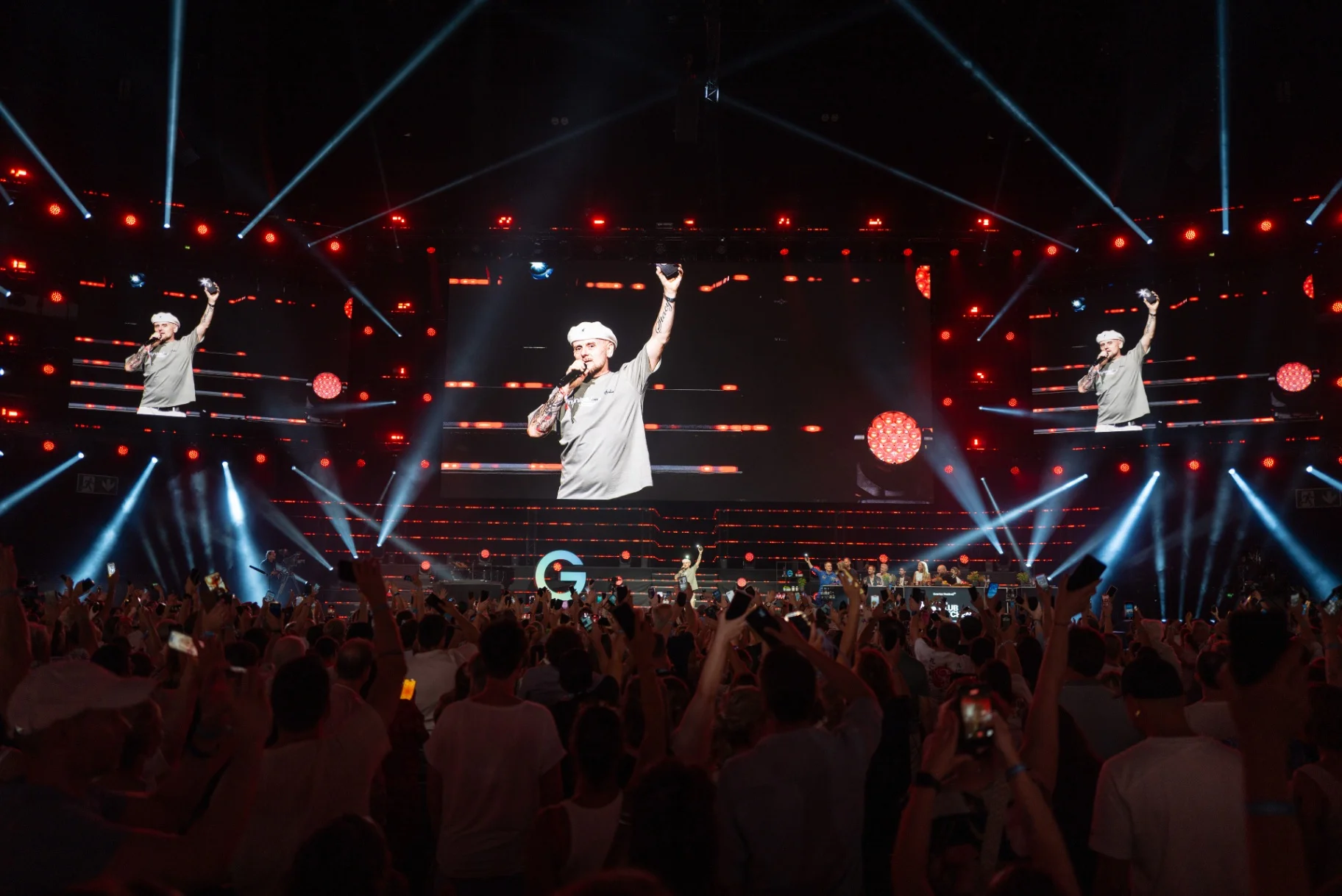 Darren Bailie vom Guru Josh Project live in der LANXESS Arena