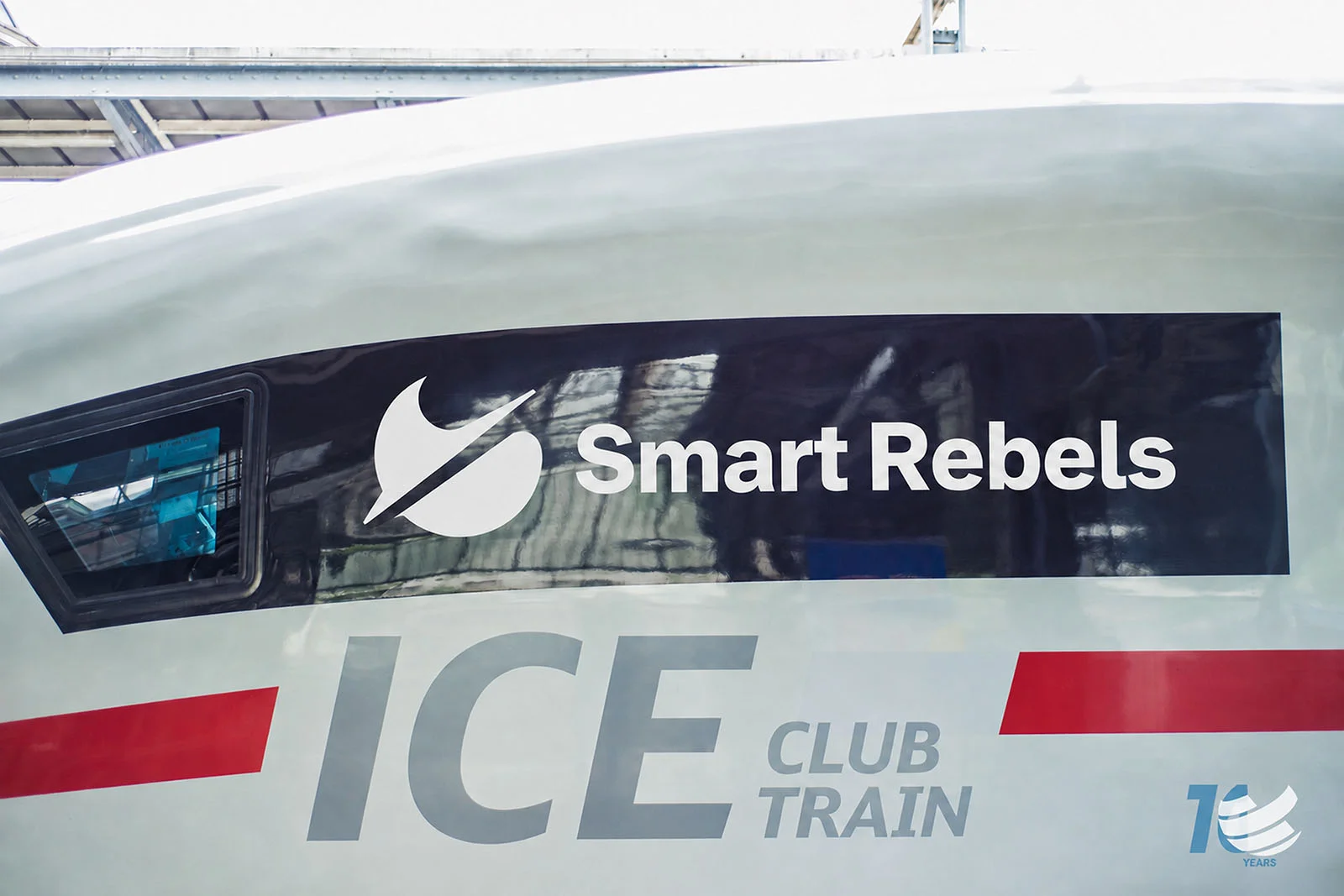 Beklebter ICE mit Smart-Rebels-Schriftzug und dem Aufdruck „ICE Club Train“