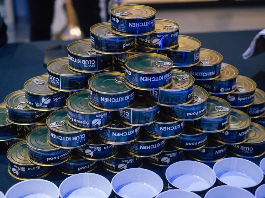 Pyramide aus Space-Food-Dosen der Club Kitchen